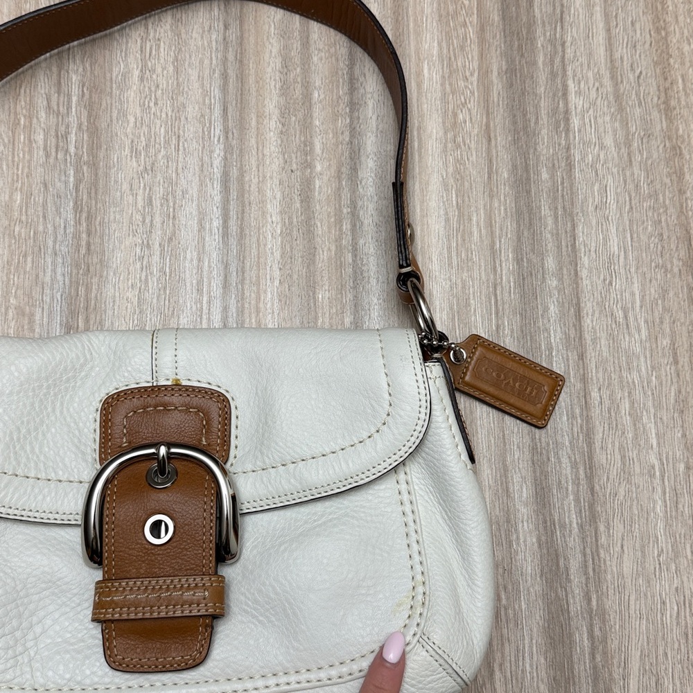 Vintage Coach Soho Flap Shoulder Bag in White / Tan Leather Is Authenticated - Picture 16 of 16